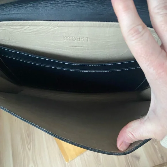 M0851 Elegant Black Leather Messenger Bag - Picture 3 of 11